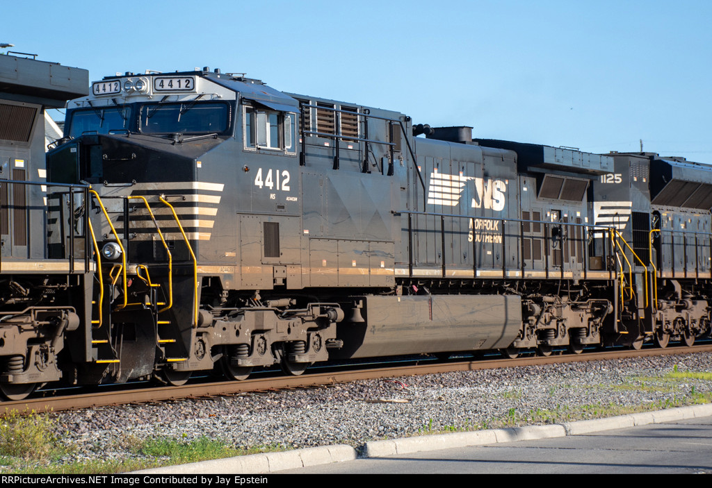 NS 4412 trails on 174